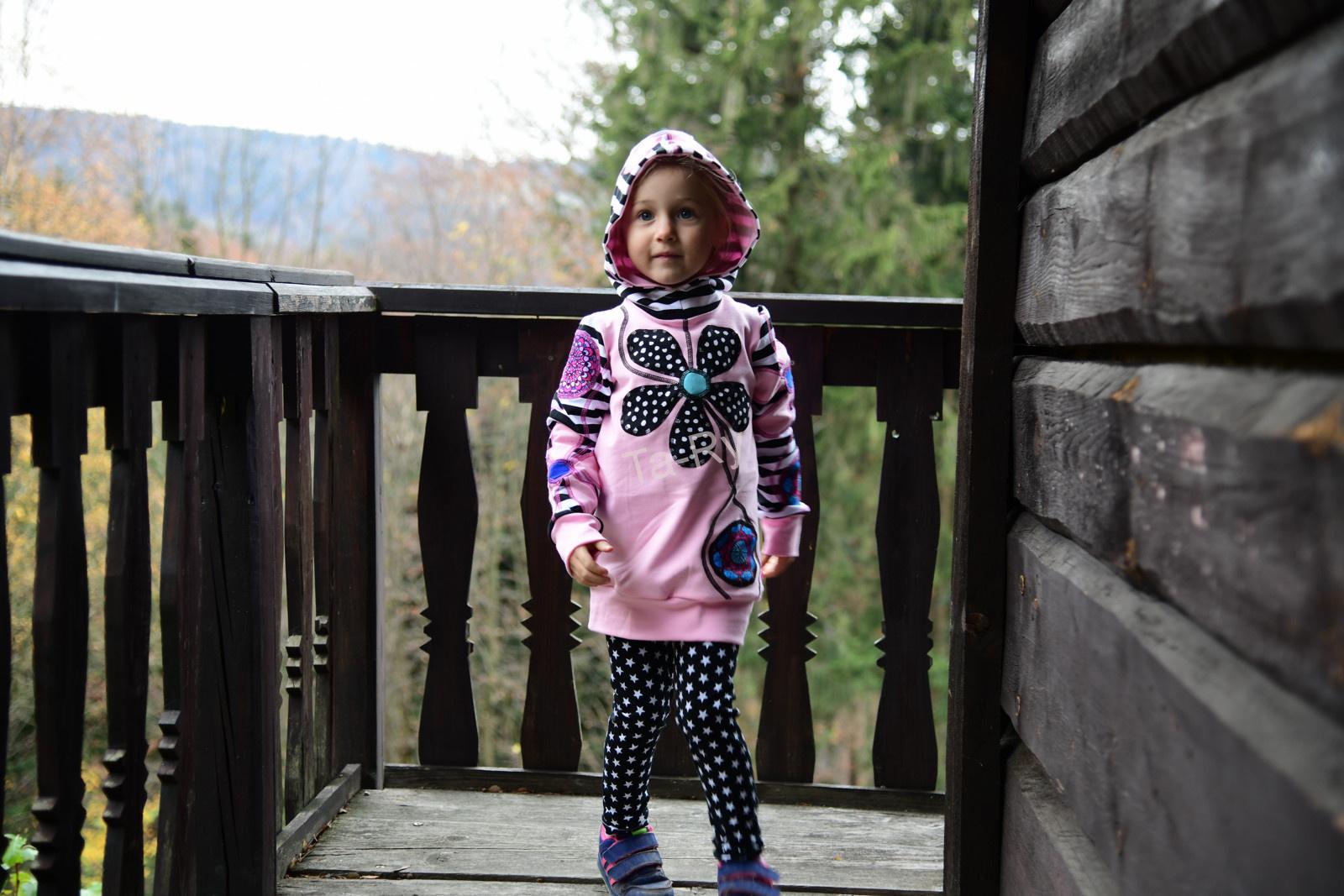 Rozkvetlá mikinka....