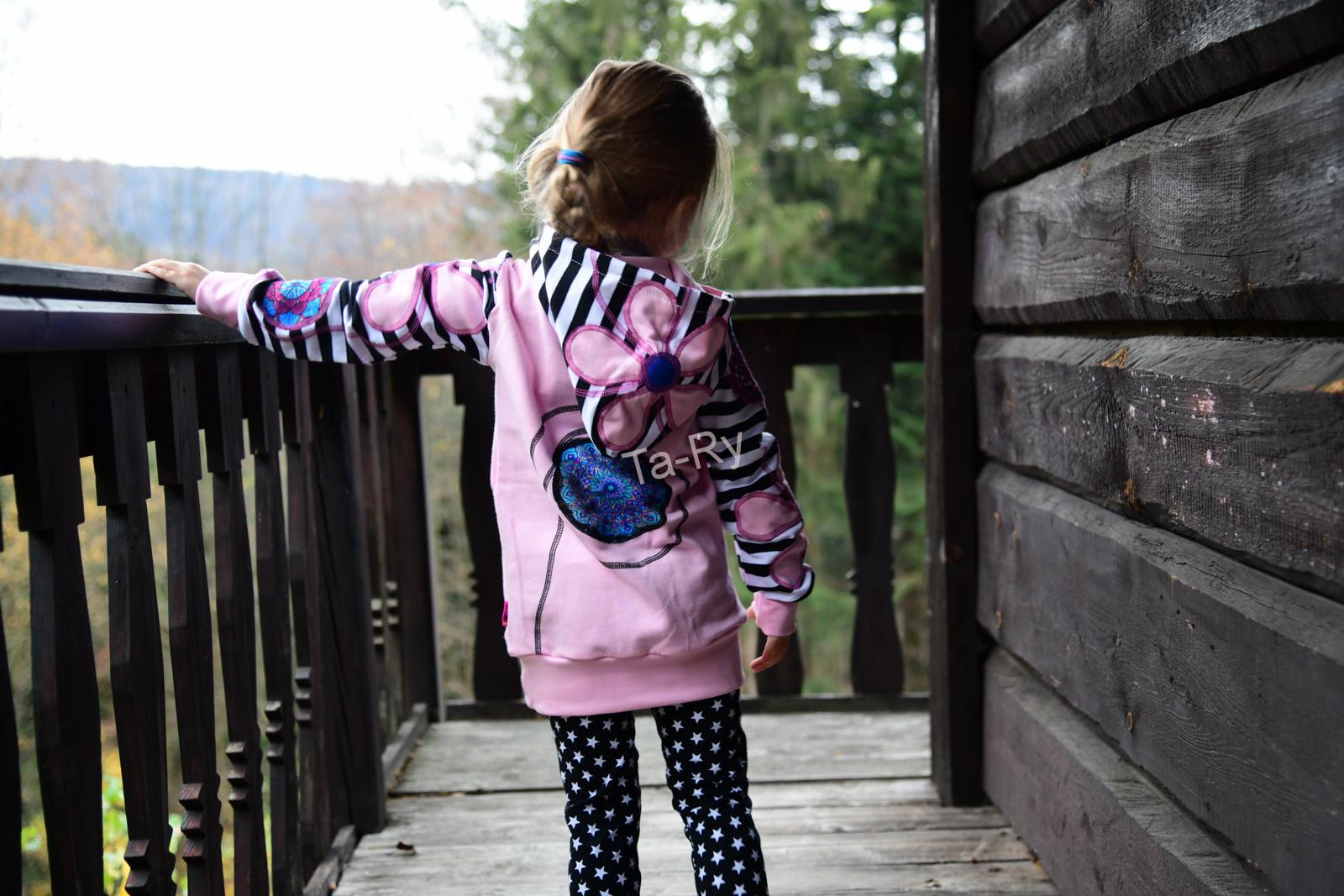 Rozkvetlá mikinka....